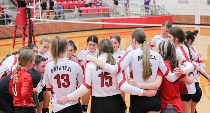Volleyball Gets 3 out 4 Wins in Tournament Play, Tied at the Top